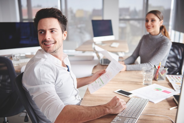 Free photo business couple working at desk